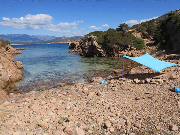 Beach tent Shandysand in the stones